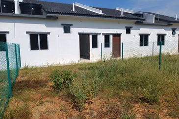 Taman Jenahak Teluk Kemang PD 1Storey Terrace 3B2BR For RENT