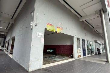 Corner Lot Triple Storey Shop Office in Semenyih — Below Market Auction Deal!