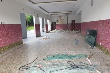 Corner Lot Triple Storey Shop Office in Semenyih — Below Market Auction Deal!