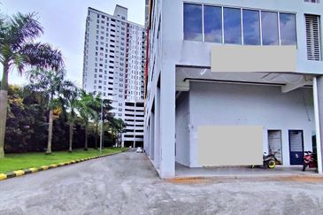 Corner Lot Triple Storey Shop Office in Semenyih — Below Market Auction Deal!