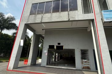 Corner Lot Triple Storey Shop Office in Semenyih — Below Market Auction Deal!