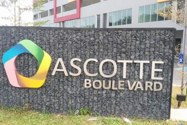 Corner Lot Triple Storey Shop Office in Semenyih — Below Market Auction Deal!