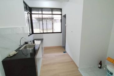 稀有单位❗️RUMAH FLAT 2BEDROOM 1BATHROOM 📍TAMAN KEMPAS , JALAN DATARAN ➡️FOR SALE