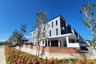 Bromelia 2.5 Storey Semid Cluster Bukit Puchong