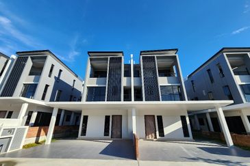 Bromelia 2.5 Storey Semid Cluster Bukit Puchong