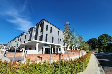 Bromelia 2.5 Storey Semid Cluster Bukit Puchong