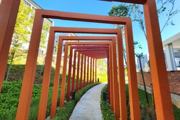 Bromelia 2.5 Storey Semid Cluster Bukit Puchong