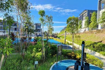 Bromelia 2.5 Storey Semid Cluster Bukit Puchong