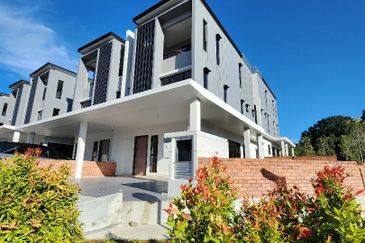 Bromelia 2.5 Storey Semid Cluster Bukit Puchong