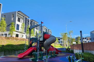 Bromelia 2.5 Storey Semid Cluster Bukit Puchong