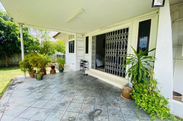 Stunning Bungalow in the Heart of the City