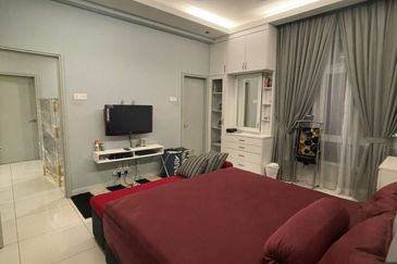 Royal Regent Sri Putramas III