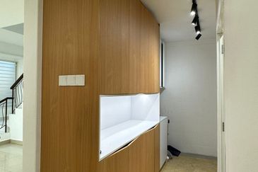 Laman Rimbunan Kepong Mawar 3 Storey Terraced Landed House Renovated Unit for Sale