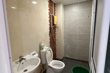 Laman Rimbunan Kepong Mawar 3 Storey Terraced Landed House Renovated Unit for Sale