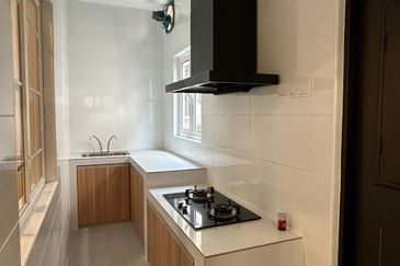 Laman Rimbunan Kepong Mawar 3 Storey Terraced Landed House Renovated Unit for Sale