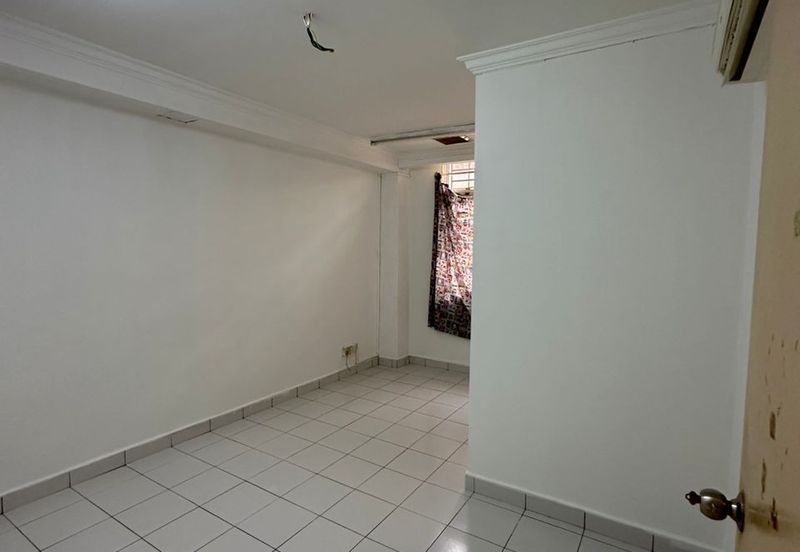 Laman Rimbunan Kepong Mawar 3 Storey Terraced Landed House Renovated Unit for Sale