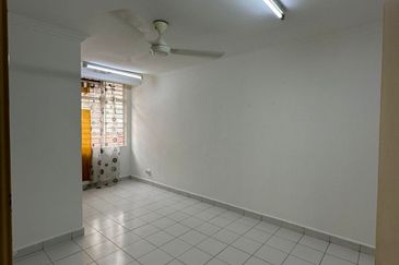 Laman Rimbunan Kepong Mawar 3 Storey Terraced Landed House Renovated Unit for Sale