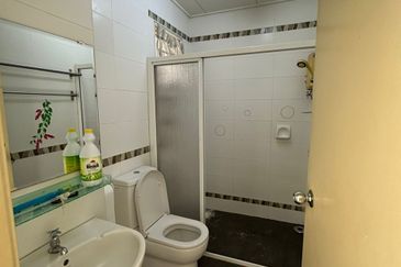 Laman Rimbunan Kepong Mawar 3 Storey Terraced Landed House Renovated Unit for Sale