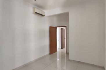 Royal Regent Sri Putramas III