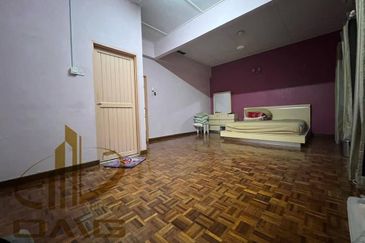 Taman Wangi (Tepi Sungai)