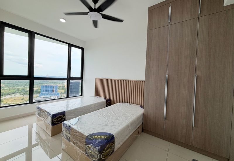 The M @ Medini Macrolink