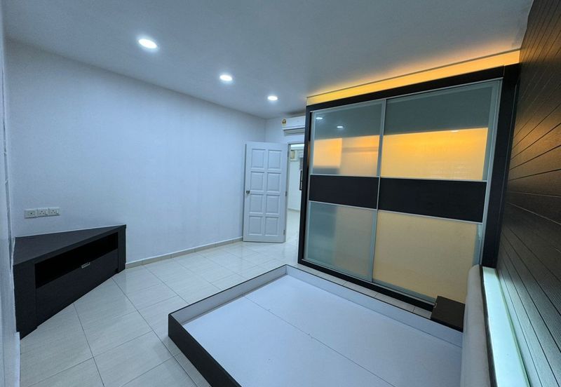 Bangunan Duta Impian (The Embassy Suites)