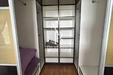 Bandar Enstek (Timur)