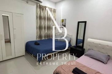 Bandar Enstek (Timur)