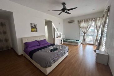 Bandar Enstek (Timur)