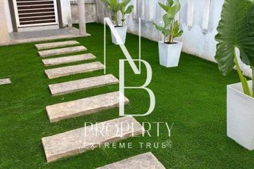 Bandar Enstek (Timur)