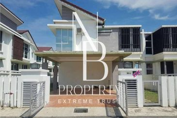 Bandar Enstek (Timur)