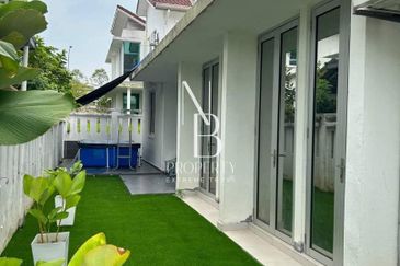 Bandar Enstek (Timur)