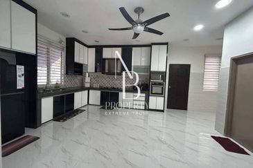 Bandar Enstek (Timur)