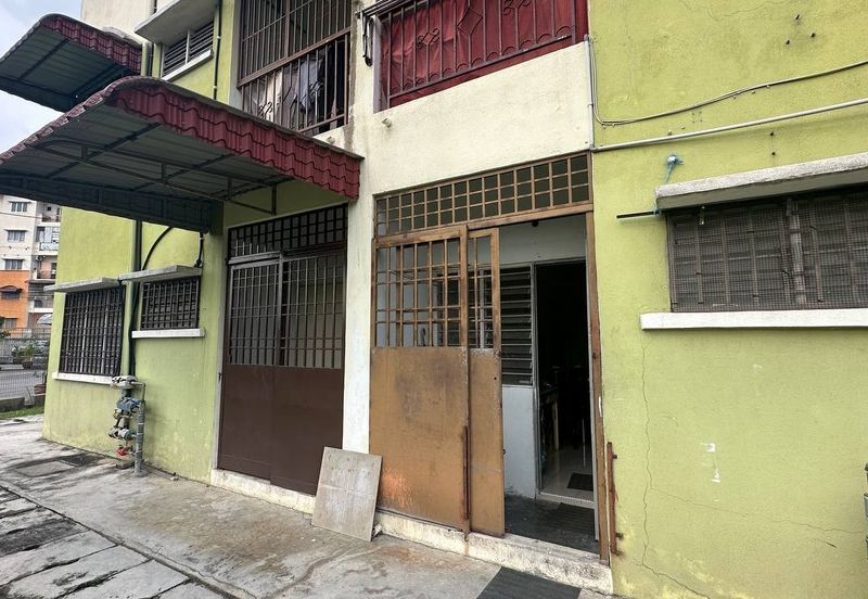 Panorama Lapangan Perdana Flat