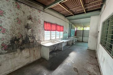 Menglembu Super Long Village Bungalow Land