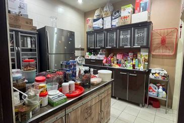 Menglembu Desa Rishah Permai 3 Storey Terrace House