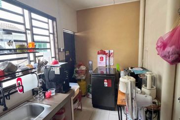 Menglembu Desa Rishah Permai 3 Storey Terrace House