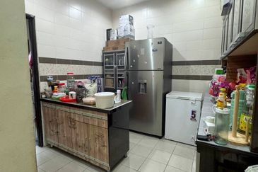 Menglembu Desa Rishah Permai 3 Storey Terrace House