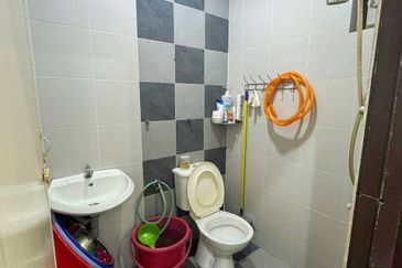 Menglembu Desa Rishah Permai 3 Storey Terrace House
