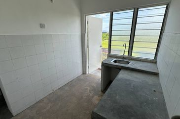 Menglembu Impiana Flat Block G, 2nd Floor Corner Unit