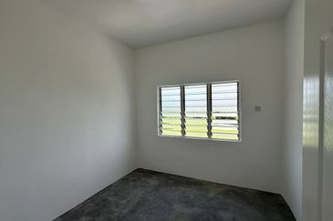 Menglembu Impiana Flat Block G, 2nd Floor Corner Unit