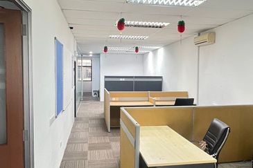 Bandar puteri Puchong 1st floor office for rent