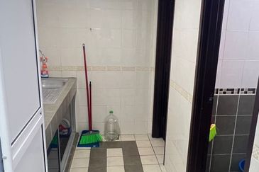 Bandar puteri Puchong 1st floor office for rent