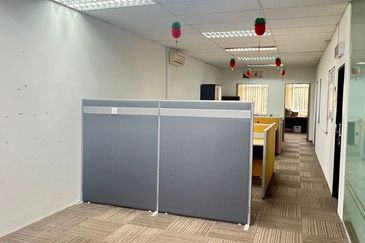Bandar puteri Puchong 1st floor office for rent