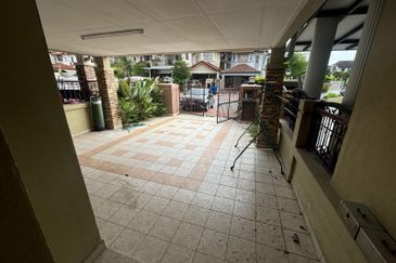 MURAH! Double Storey Terrace Bukit Subang
