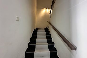 Renovated Full-Furnished 2 Storey 𝐒𝐞𝐦𝐢-𝐃 