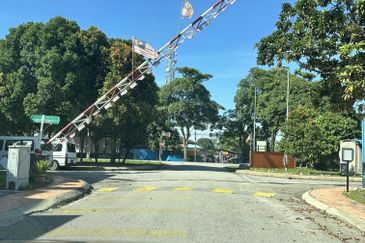 Renovated Full-Furnished 2 Storey 𝐒𝐞𝐦𝐢-𝐃 