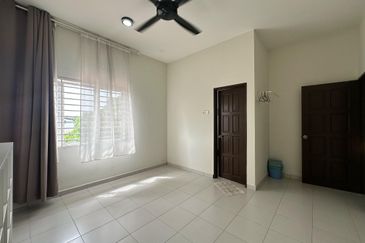 Renovated Full-Furnished 2 Storey 𝐒𝐞𝐦𝐢-𝐃 