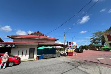 Bazaar Pasar Pekan Parit, Perak for Sale