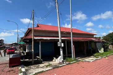 Bazaar Pasar Pekan Parit, Perak for Sale
